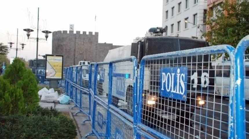 Sur&rsquo;da Sokağa &Ccedil;ıkma Yasağı Devam Ediyor