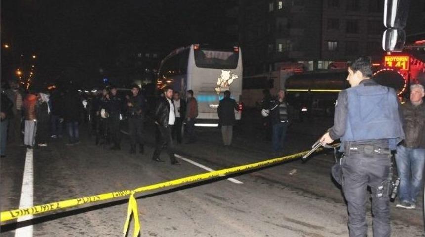 Yolcu Otob&uuml;s&uuml;n&uuml;n Altında Kalan Gen&ccedil; Hayatını Kaybetti