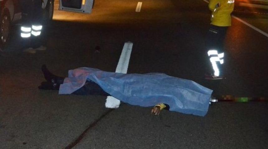 Yolun Karşısına Ge&ccedil;mek İsterlerken Ara&ccedil; &Ccedil;arptı: 1 &Ouml;l&uuml;, 1 Yaralı