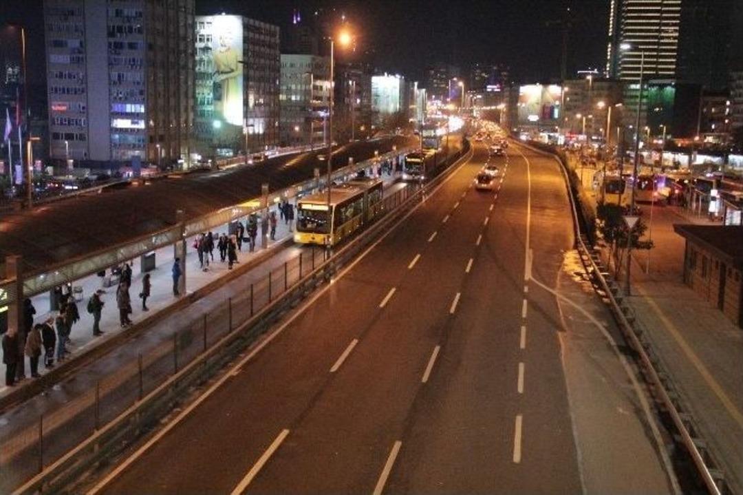 Seyyar Satıcılar İle Zabıta Arasında Bı&ccedil;aklı Kavga: 2 Yaralı