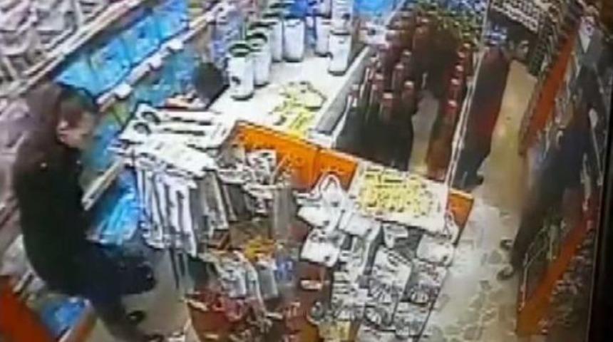 (&ouml;zel Haber) Kadın Hırsızlar, Alışveriş Yapmaya Gelen Gen&ccedil; Kadını Soydu