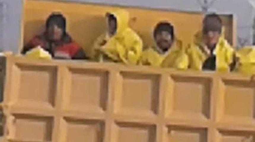 Silivri&rsquo;de Belediye İş&ccedil;ilerinin Kamyon Kasasında Yolculuğu