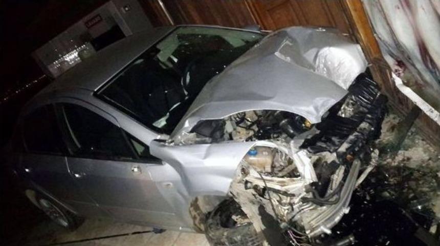 Otomobil İş Yerine Girdi: 2 Yaralı