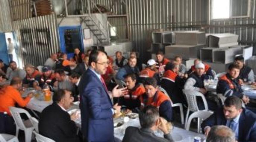 Başkan Ayaz &Ccedil;alışanlarıyla Bir Arada