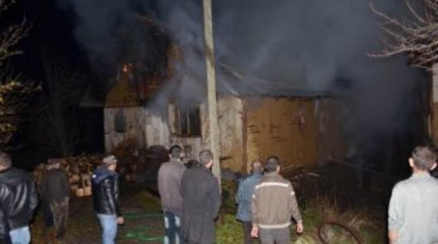 Koyulhisar&rsquo;da Ahşap Ev Yangında K&uuml;l Oldu