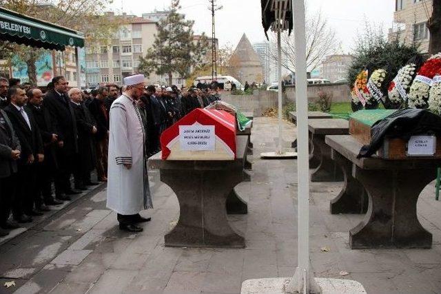 Kazada Hayatını Kaybeden Polis Memuru Ve Yeğeni Toprağa Verildi