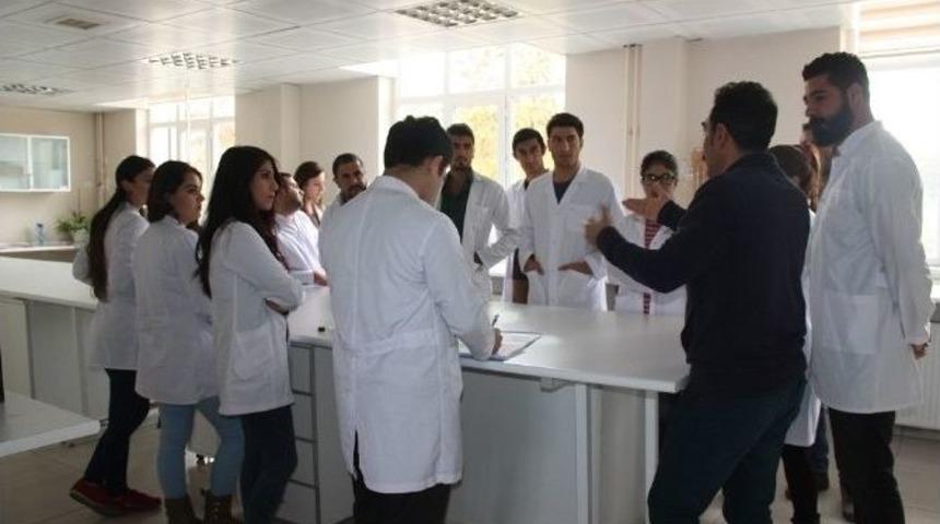 &Uuml;niversite &Ouml;ğrencilerine Toprak Laboratuvarında Uygulamalı Eğitim