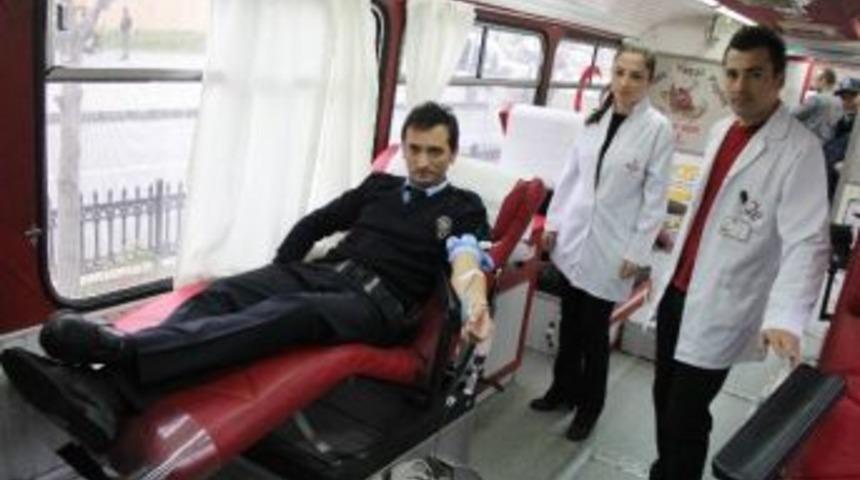 Polisten &Ouml;rnek Kan Bağışı