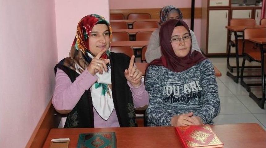 İşitme Engelliler Kur&rsquo;an-ı Kerim &Ouml;ğreniyor