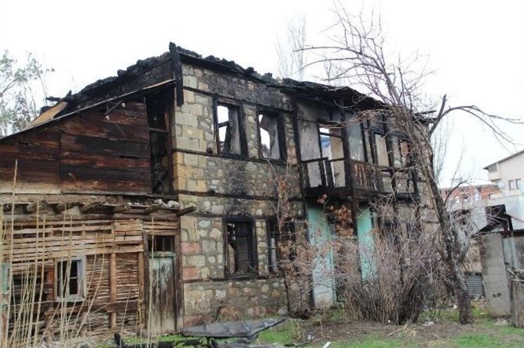 İki Katılı Ahşap Bina Yanarak K&uuml;l Oldu