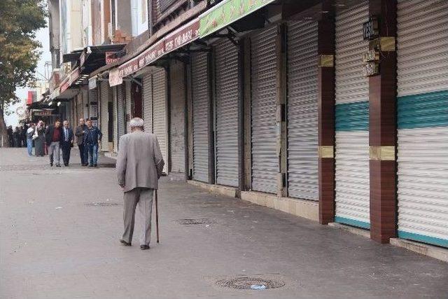 Sokağa Çıkma Yasağı Kalktı, Esnaf Korkudan Kepenk Açamadı