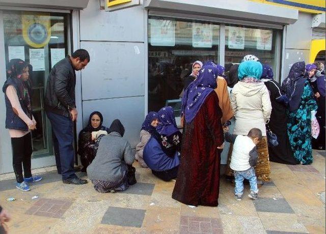 Eğitim Yardımı Almak İsteyen Vatandaşlar Zor Anlar Yaşandı