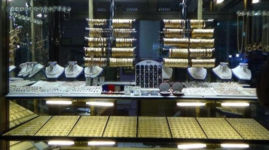 Kuyumcudan Çaldığı Bileziklerle 200 Metre Kaçabildi