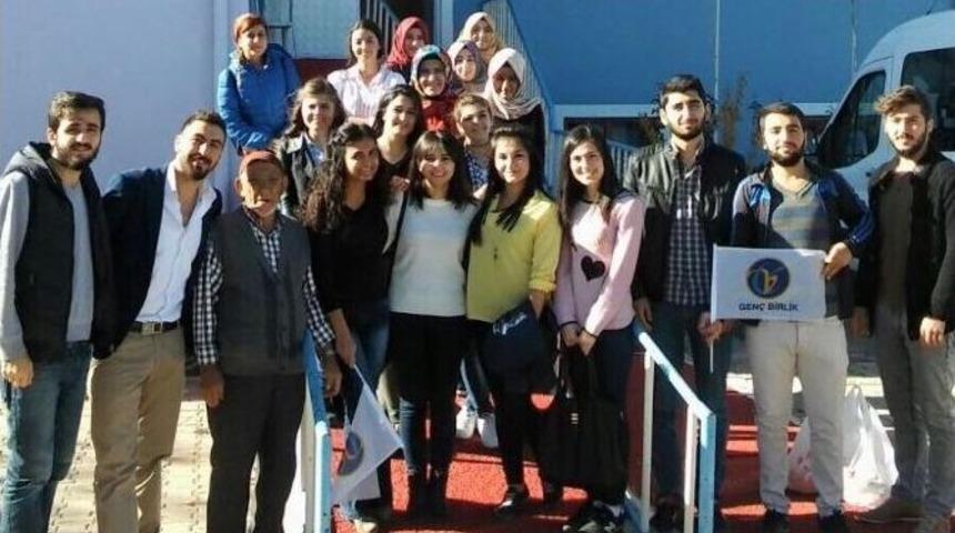 Gen&ccedil;lerden Rıfat Kartal Huzurevi&rsquo;ne Ziyaret