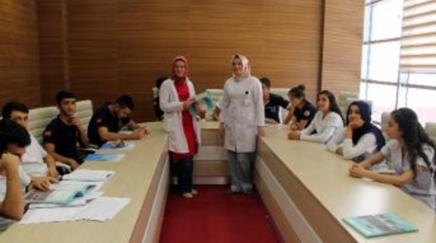 Hastanede Staj G&ouml;ren &Ouml;ğrencilere Eğitim Veriliyor