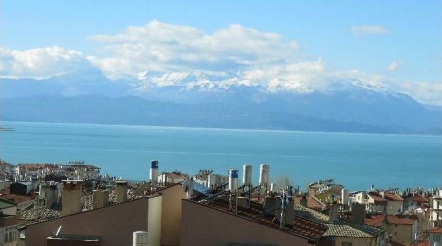 Anamas Dağının Zirvesi Beyaza B&uuml;r&uuml;nd&uuml;