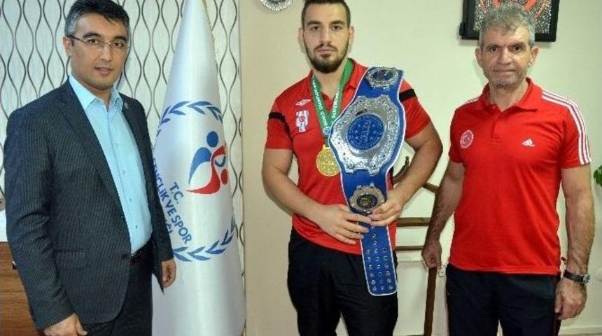 Şampiyon Boks&ouml;re G&ouml;rkemli Karşılama