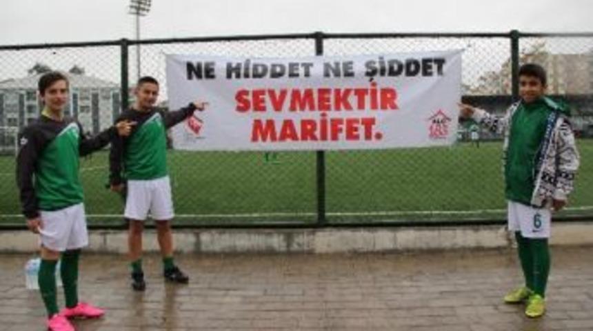 Yeşil Sahalarda Kadına Şiddete Pankartlı Tepki