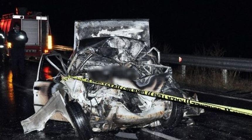 Tır&rsquo;la &Ccedil;arpışan Otomobildeki 2 Kişi Yanarak &Ouml;ld&uuml;