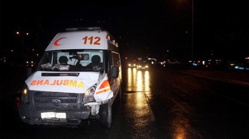 Kaza Yerine Giden Ambulansa Servis Minib&uuml;s&uuml; &Ccedil;arptı: 5 Yaralı