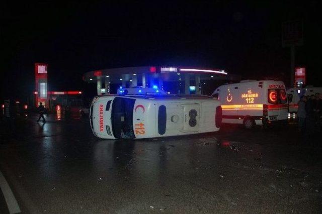 Otomobille Çarpışan Ambulans Takla Attı: 3 Yaralı