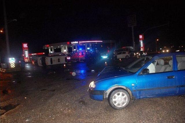 Otomobille Çarpışan Ambulans Takla Attı: 3 Yaralı