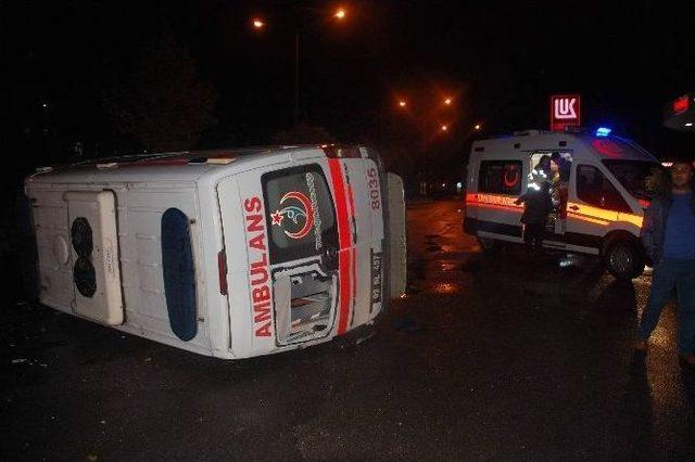 Otomobille Çarpışan Ambulans Takla Attı: 3 Yaralı