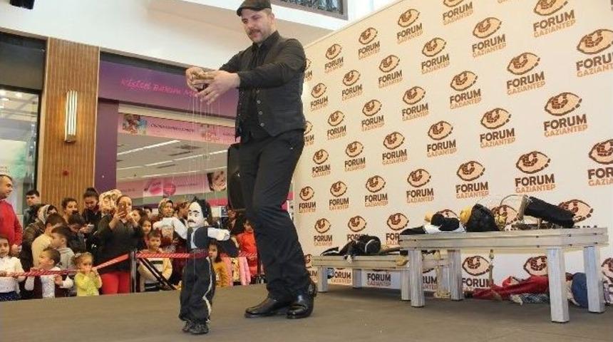 &Ccedil;ocuklar Dev Kuklaların Şovu İle Eğlendi