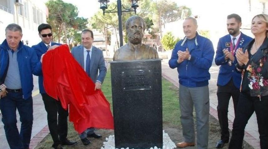 Didim&rsquo;deki Yeni Parka Hipokrat Heykeli Konuldu