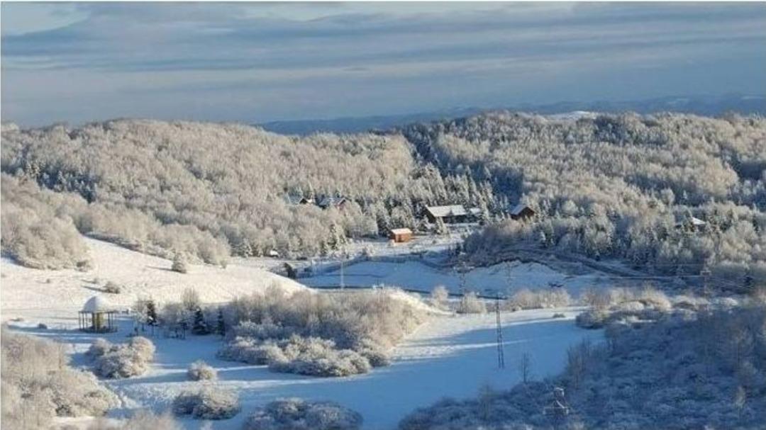 Perşembe Yaylası&rsquo;na Yılın İlk Karı Yağdı