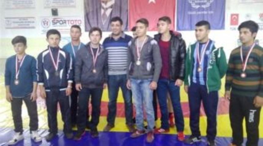 Okul Sporları G&uuml;reş M&uuml;sabakaları Yapıldı