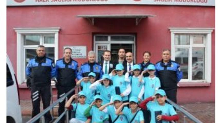 Sağlık M&uuml;d&uuml;r&uuml; Ko&ccedil;&rsquo;tan &Ouml;ğrencilere Satran&ccedil; Takımı