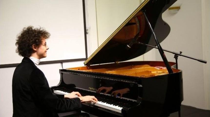 İzmir&rsquo;de Can &Ccedil;akmur R&uuml;zgarı Esti