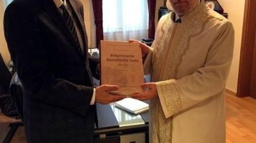 Başm&uuml;ft&uuml; Dr. Hacı&rsquo;dan &Uuml;niversite K&uuml;t&uuml;phanesine Kitap Hediyesi