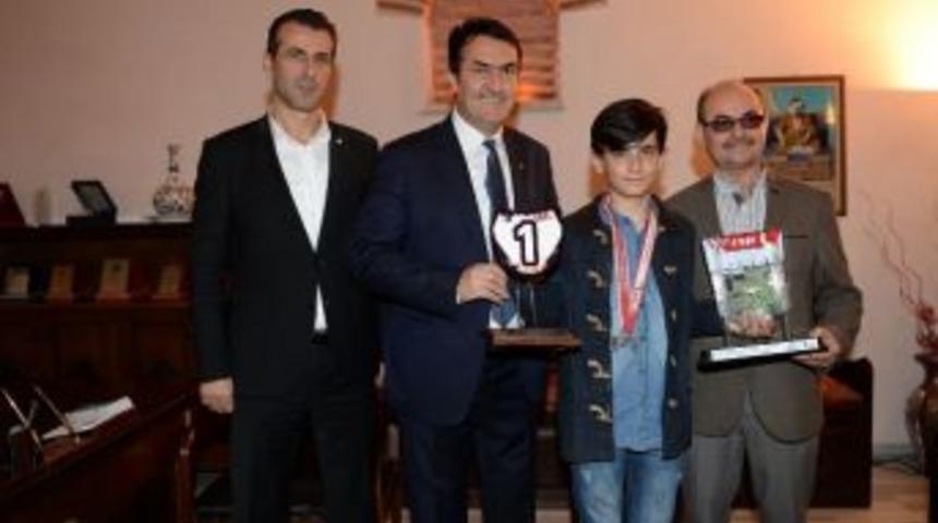 Şampiyon Motokros&ccedil;u Mutluluğunu Başkan D&uuml;ndar İle Paylaştı