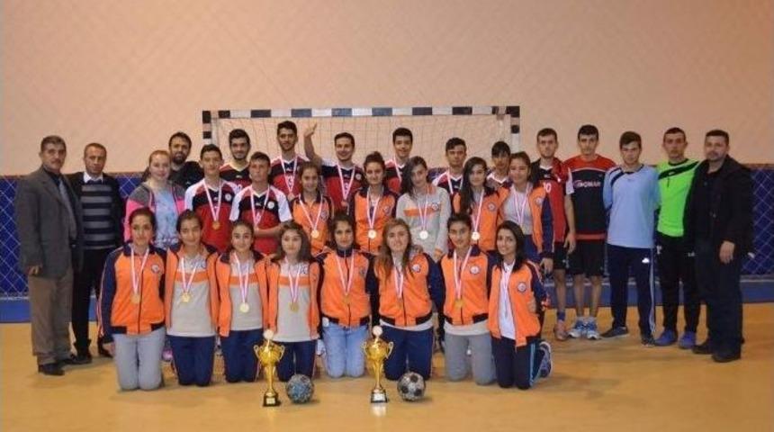 Hentbol M&uuml;sabakaları Sona Erdi