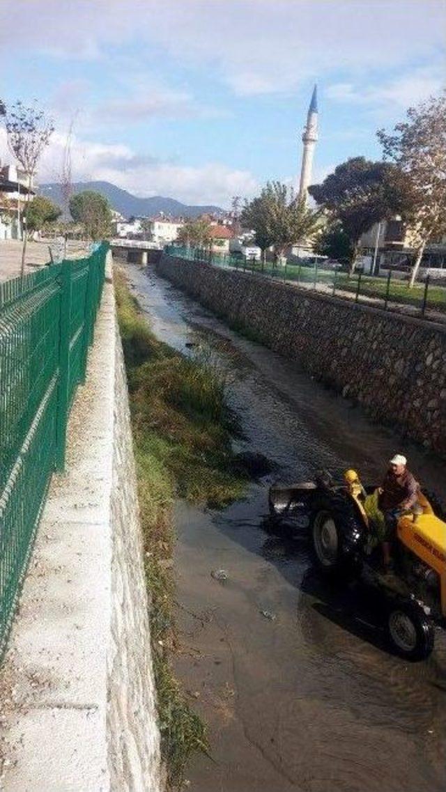 Germencik Belediyesi, İl Çayı’nı Temizledi