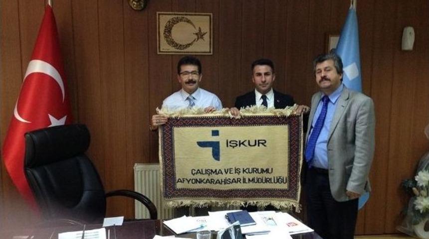 Dinar&rsquo;da 20 Kişi Halı Kursunu Tamamlayarak Sertifikalarını Aldı