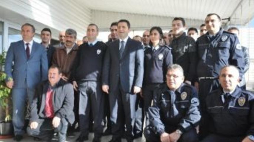 Emniyet M&uuml;d&uuml;r&uuml; Onar Personeline Altın Hediye Etti