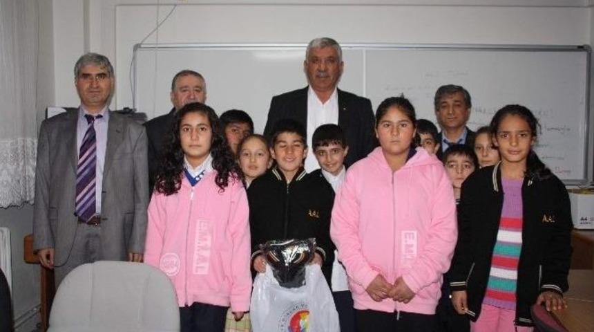 Atso, İhtiya&ccedil; Sahibi &Ouml;ğrencileri Giydirdi