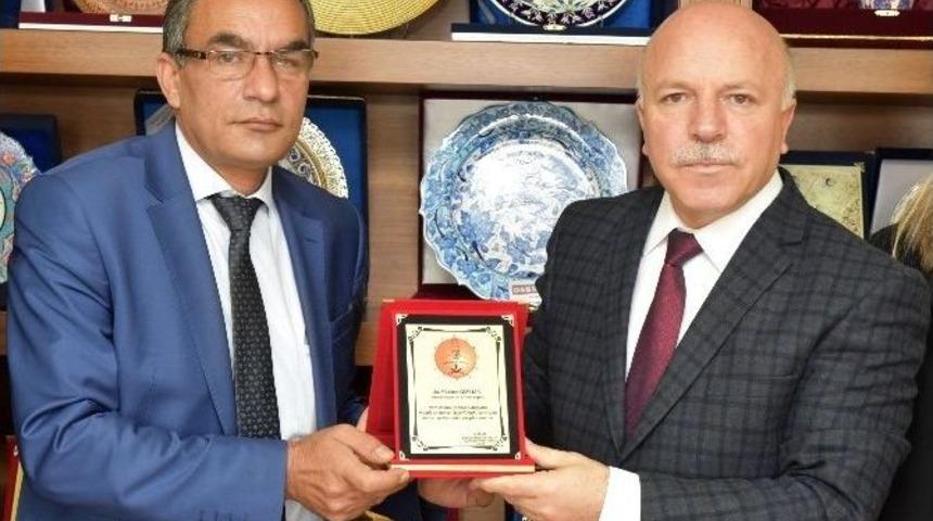 Erenler Alevi Bektaşi K&uuml;lt&uuml;r Derneği&rsquo;nden Başkan Sekmen&rsquo;e Plaket