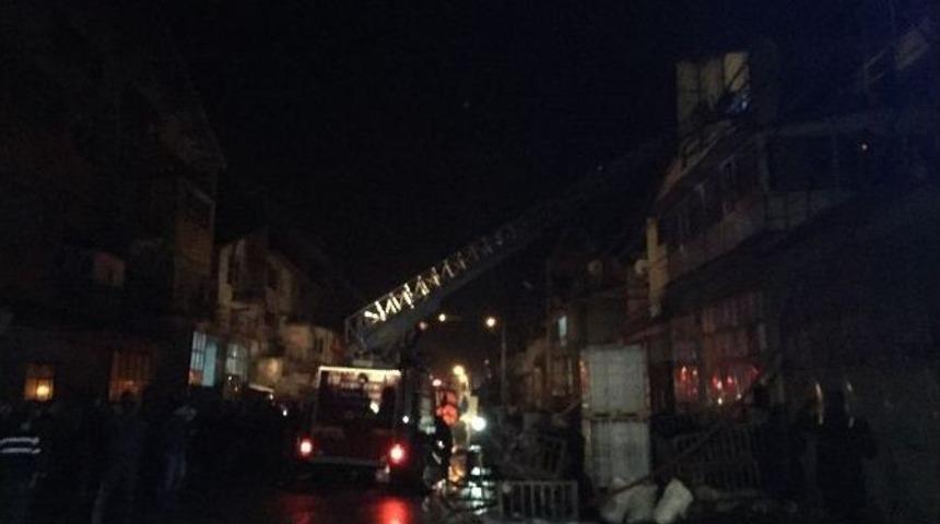 Gerede&rsquo;de 3 Tabakhanenin &Ccedil;atısı Alev Alev Yandı
