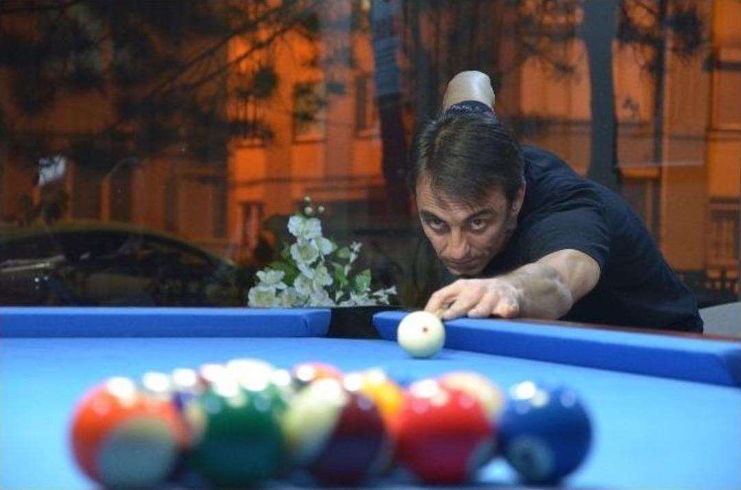 (&ouml;zel Haber) 1 Metrelik Boyuyla Profesyonel Bilardoculara Taş &Ccedil;ıkartıyor