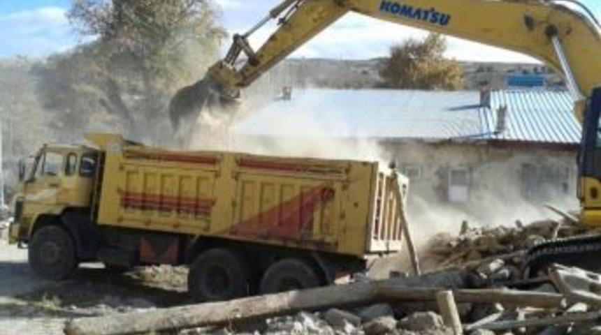 Beyşehir&rsquo;de Tehlike Yaratan Metruk Binalar Yıkılıyor