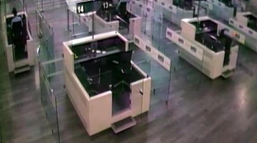 Savcı Fikret Seçen Yurt Dışına Çıkarken Böyle Görüntülendi