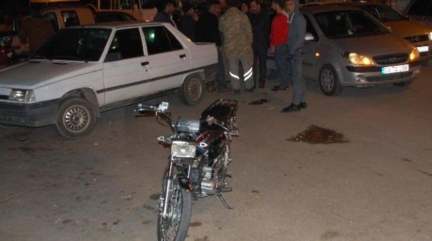 Motosiklet Otomobilin Kapısına &Ccedil;arptı: 1 Yaralı