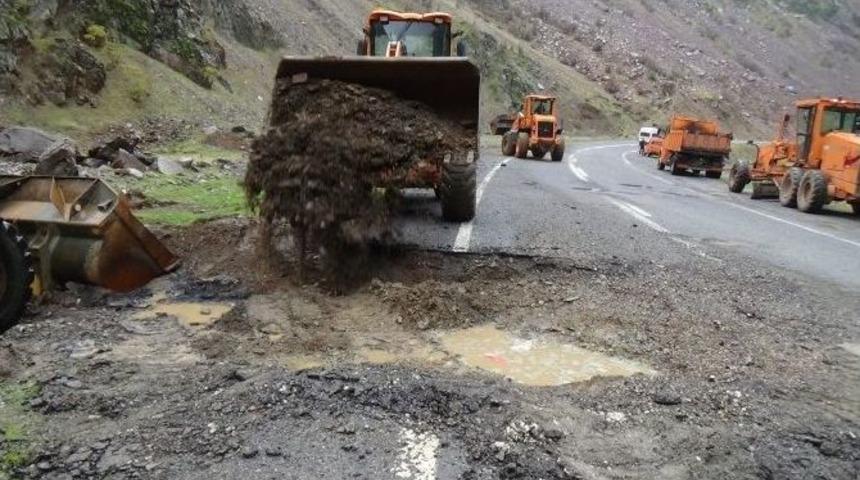 Hakkari-&ccedil;ukurca Kara Yolu Ulaşıma A&ccedil;ıldı