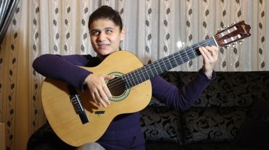 (&ouml;zel Haber) Kapı Gıcırtısından Nota &Ccedil;ıkartıyor