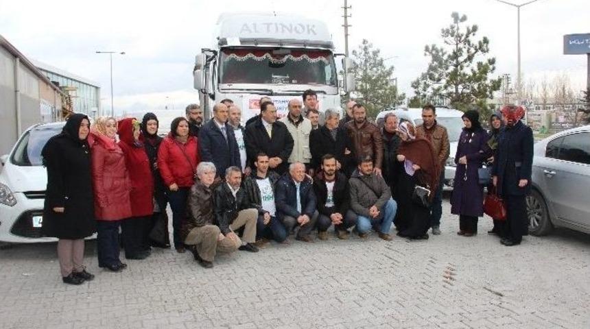 K&uuml;tahya&rsquo;dan Suriye&rsquo;ye 1 Tır İnsanı Yardım