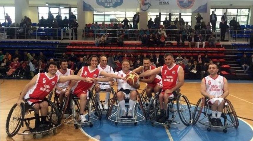 Tekerlekli Sandalyeye Oturup, Engellilerle Basketbol Ma&ccedil;ı Yaptılar